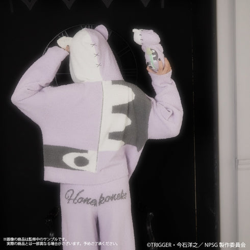 'New PantY & STOCKING with GARTERBELT' 金銀花家居服派克大衣。