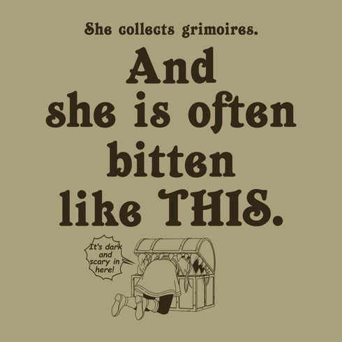 『葬送のフリーレン』ミミックに食べられるフリーレン Tシャツ カーキ