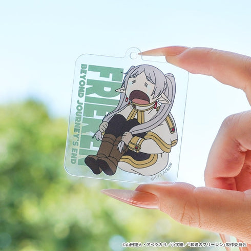 『葬送のフリーレン』泣き喚くフリーレン アクリルキーホルダー01 枕で泣くフリーレン