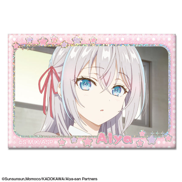 『時々ボソッとロシア語でデレる隣のアーリャさん』ホログラム缶バッジ デザイン11(アーリャ/K)【202509再販】