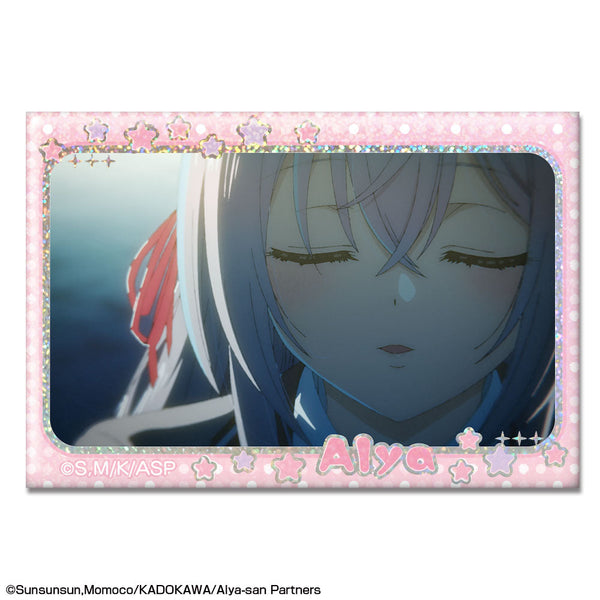 『時々ボソッとロシア語でデレる隣のアーリャさん』ホログラム缶バッジ デザイン13(アーリャ/M)【202503再販】