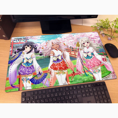 『Fate/kaleid liner プリズマ☆イリヤ Licht 名前の無い少女』描き下ろしラバーマット(イリヤ&美遊&クロエ/巫女)