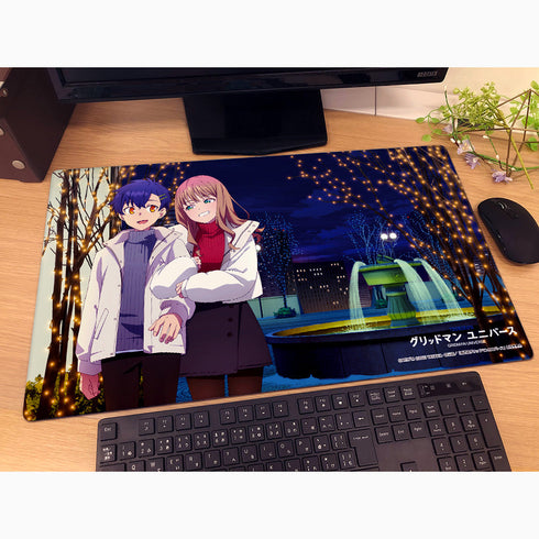 『グリッドマンユニバース』描き下ろしラバーマット(麻中蓬&南夢芽/冬デート)