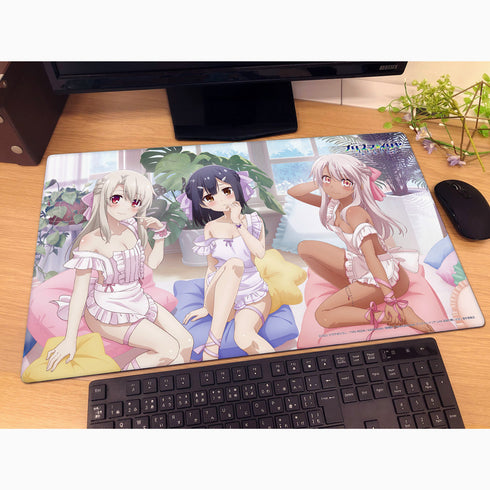 『Fate/kaleid liner プリズマ☆イリヤ Licht 名前の無い少女』描き下ろし ラバーマット(イリヤ&美遊&クロエ/エプロン)