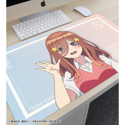 『五等分の花嫁∽』描き下ろし 中野三玖 衣装交換ver. 第2弾 マルチデスクマット