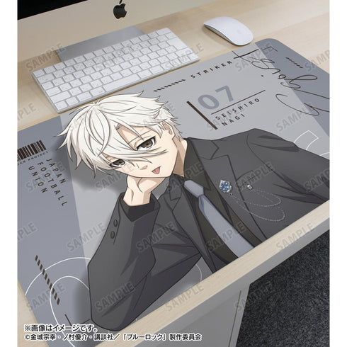 『ブルーロック』描き下ろし 凪 誠士郎 スーツモデルver. マルチデスクマット【202507再販】