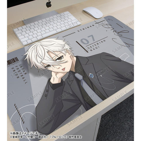 『ブルーロック』描き下ろし 凪 誠士郎 スーツモデルver. マルチデスクマット【202605再販】