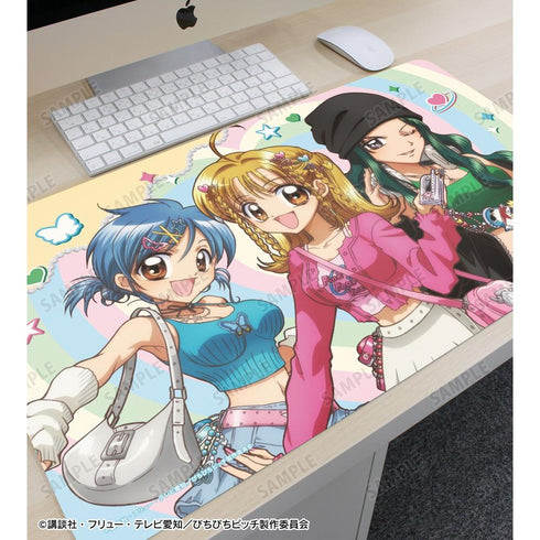 『ぴちぴちピッチ』描き下ろし 集合 Y2Kファッションver. マルチデスクマット ver.A【202606再販】