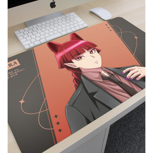 『魔入りました!入間くん』描き下ろし オペラ ブラックコーデver. マルチデスクマット