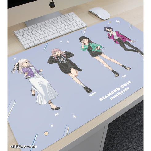 『ガールズバンドクライ』描き下ろし ダイヤモンドダスト 集合 私服ver. マルチデスクマット