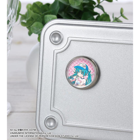 『初音ミク』ANGEL BLUEコラボ 描き下ろし 初音ミク Art by 甘春わすれ ガラスマグネットピンバッジ ver.A
