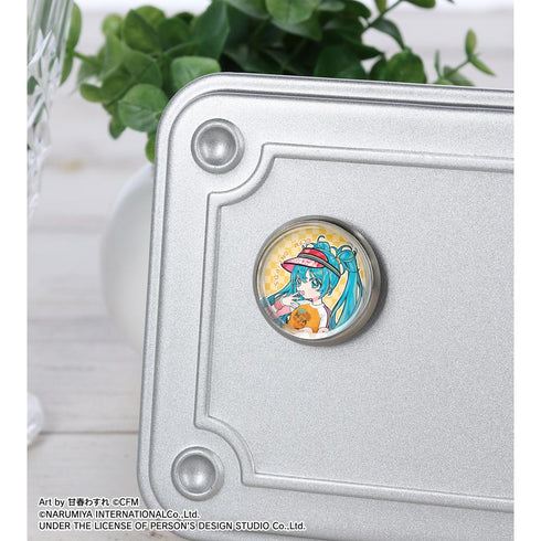 『初音ミク』ANGEL BLUEコラボ 描き下ろし 初音ミク Art by 甘春わすれ ガラスマグネットピンバッジ ver.B