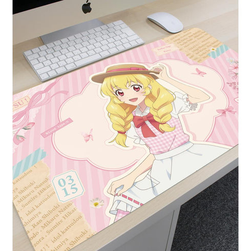 『アイカツ! 10th STORY ~未来へのSTARWAY~』描き下ろし 星宮いちご カントリーワンピースver. マルチデスクマット