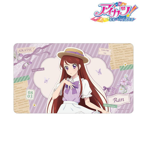 『アイカツ! 10th STORY ~未来へのSTARWAY~』描き下ろし 紫吹 蘭 カントリーワンピースver. マルチデスクマット