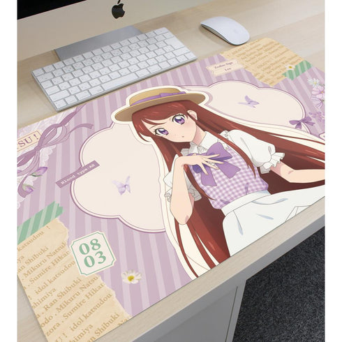 『アイカツ! 10th STORY ~未来へのSTARWAY~』描き下ろし 紫吹 蘭 カントリーワンピースver. マルチデスクマット