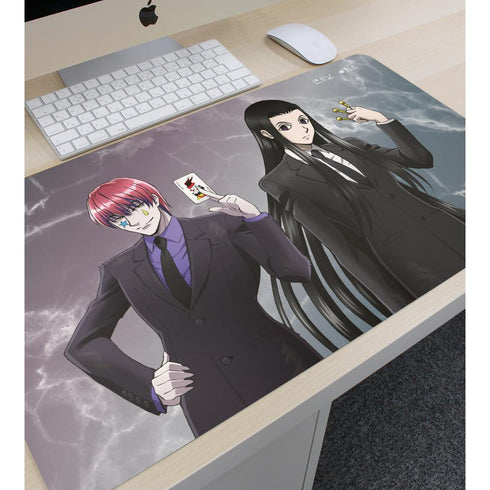 『HUNTER×HUNTER』描き下ろし ヒソカ&イルミ スーツ(戦闘後)ver. マルチデスクマット