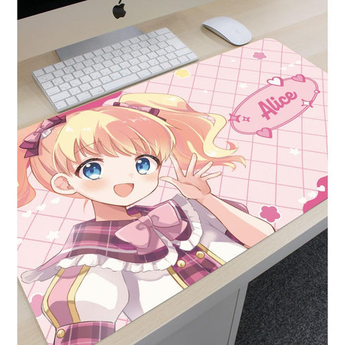 『きんいろモザイク』原悠衣先生 描き下ろし アリス・カータレット アイドル風衣装ver. マルチデスクマット