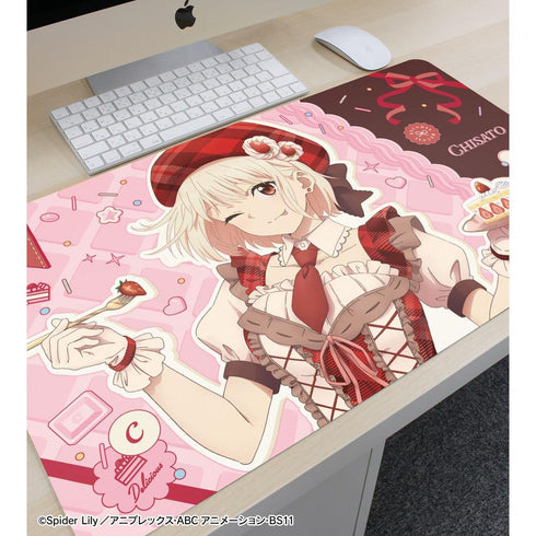 『リコリス・リコイル』描き下ろし 錦木千束 スイーツ衣装ver. マルチデスクマット