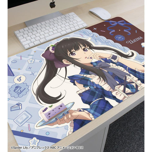 『リコリス・リコイル』描き下ろし 井ノ上たきな スイーツ衣装ver. マルチデスクマット