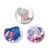 《DECO*27 feat. 初音未來 EXHIBITION Produced by DECO*27 / OTOIRO》主視覺圖 徽章3入組 ver.A