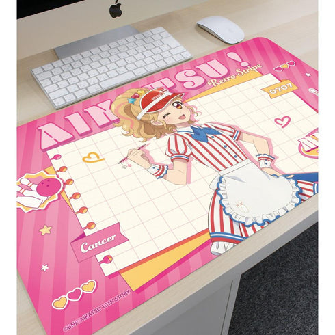 『アイカツ! 10th STORY ~未来へのSTARWAY~』描き下ろし 夏樹みくる レトロストライプver. マルチデスクマット