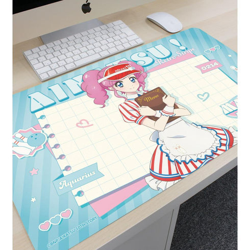 『アイカツ! 10th STORY ~未来へのSTARWAY~』描き下ろし 天羽まどか レトロストライプver. マルチデスクマット