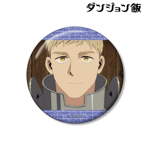 《地城飯》萊歐斯 場景照 75mm 閃粉徽章【202609 再版】