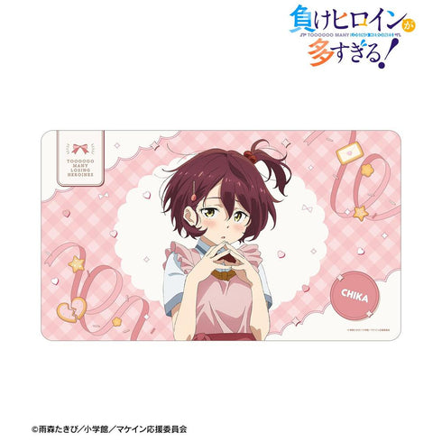 『負けヒロインが多すぎる!』描き下ろし 小鞠 知花 制服エプロンver. マルチデスクマット