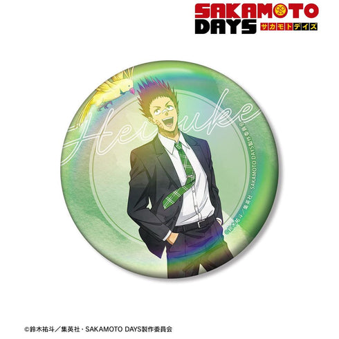 『SAKAMOTO DAYS』描き下ろし 眞霜 平助 スーツの歩みver. 75mmオーロラ缶バッジ