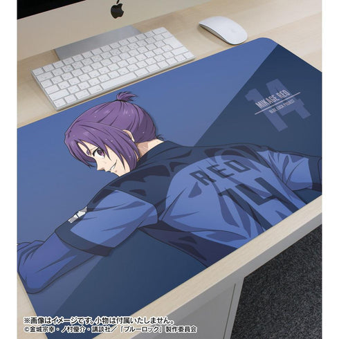 『ブルーロック』描き下ろし 御影 玲王 戦う背中×雨ver. マルチデスクマット