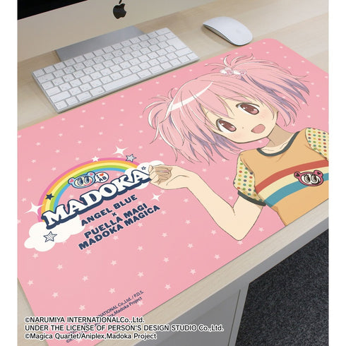 『魔法少女まどか☆マギカ〈ワルプルギスの廻天〉』ANGEL BLUEコラボ 描き下ろし 鹿目まどか マルチデスクマット