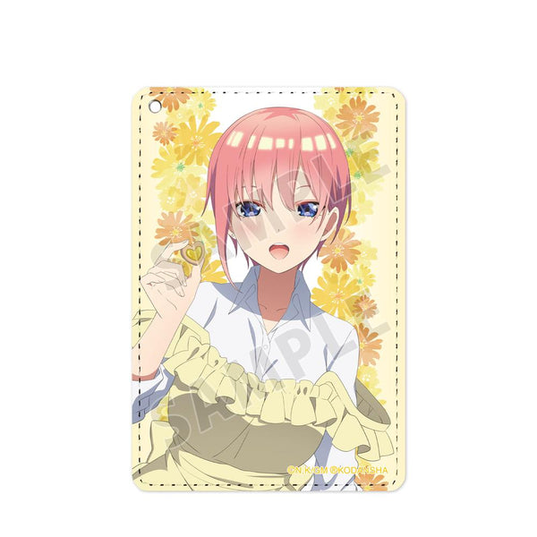 『五等分の花嫁』描き下ろしイラスト 中野一花 制服エプロンver. 1ポケットパスケース【202501再販】