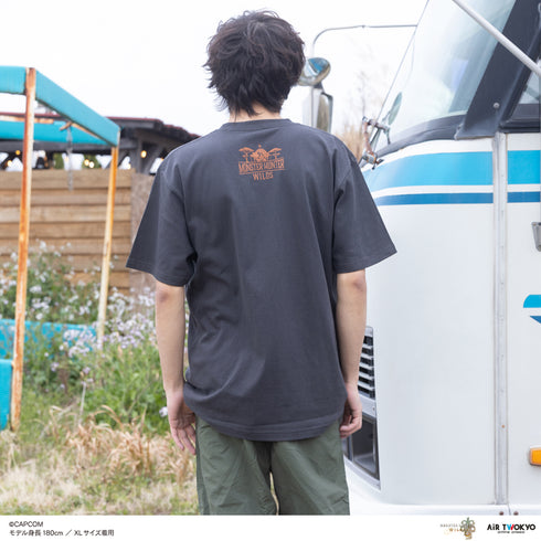 『モンスターハンターワイルズ』シーンイラストTシャツ 2(イャンクック)スミクロ