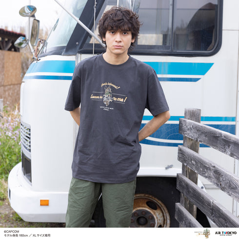 "Monster Hunter: World" Scene Illustration T-Shirt 3 (Ailuro & Healing Beetle) Charcoal