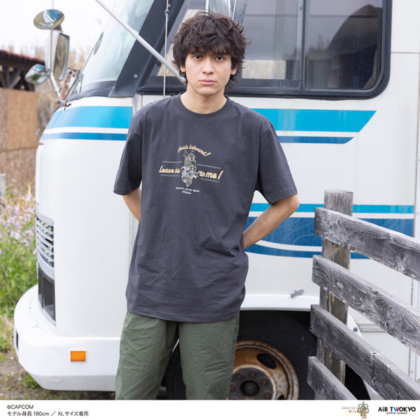 "Monster Hunter: World" Scene Illustration T-Shirt 3 (Ailuro & Healing Beetle) Charcoal
