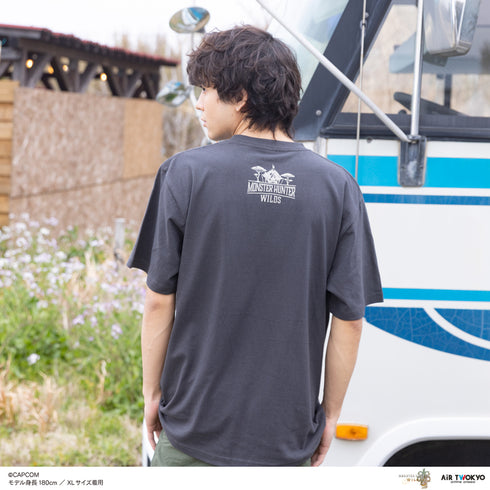 "Monster Hunter: World" Scene Illustration T-Shirt 3 (Ailuro & Healing Beetle) Charcoal