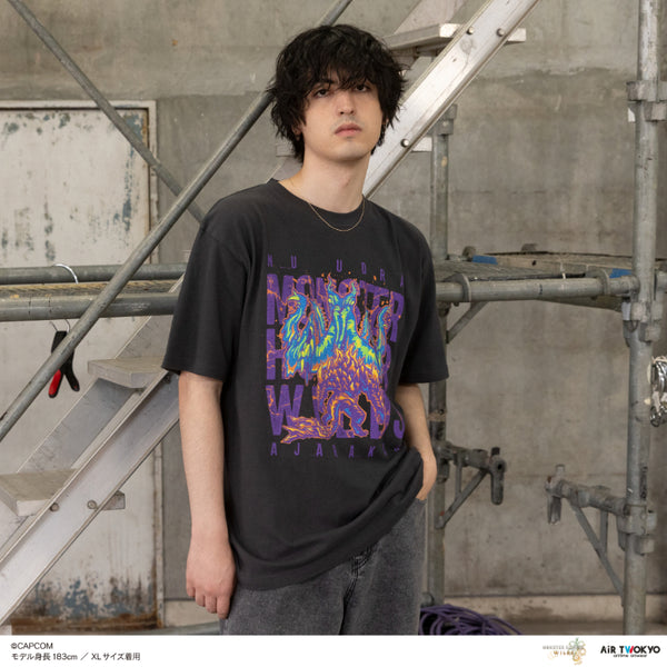 『モンスターハンターワイルズ』第2弾 シーンイラストTシャツ 4(ヌ・エグドラ×アジャラカン)スミ
