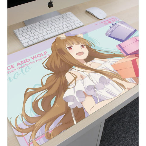 『狼と香辛料 MERCHANT MEETS THE WISE WOLF』描き下ろし ホロ キレイめファッションでお買い物ver. マルチデスクマット【202603再販】