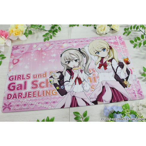 『ガールズ&パンツァー 最終章』描き下ろし デスクマット【ダージリン&島田愛里寿】ギャル制服ver.