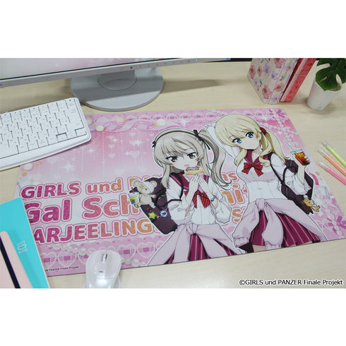 『ガールズ&パンツァー 最終章』描き下ろし デスクマット【ダージリン&島田愛里寿】ギャル制服ver.