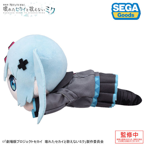 『劇場版プロジェクトセカイ 壊れたセカイと歌えないミク』寝そべり ぬいぐるみ“閉ざされた窓のセカイの初音ミク”