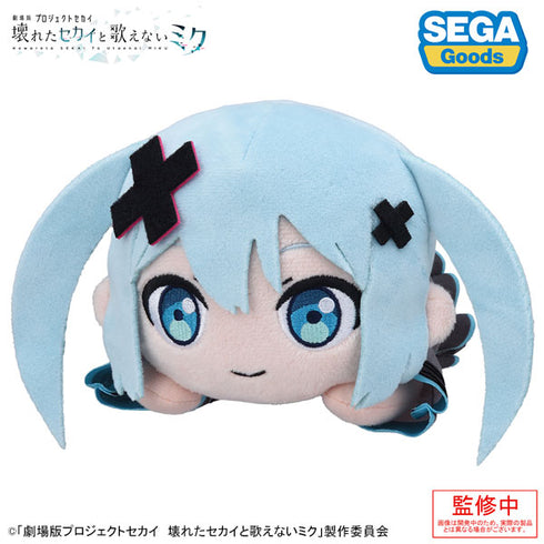 『劇場版プロジェクトセカイ 壊れたセカイと歌えないミク』寝そべり ぬいぐるみ“閉ざされた窓のセカイの初音ミク”