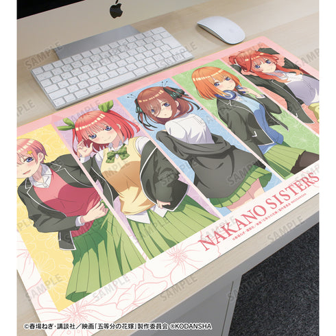 『映画 五等分の花嫁』描き下ろしイラスト 集合 ⾐装交換ver. プレイマット