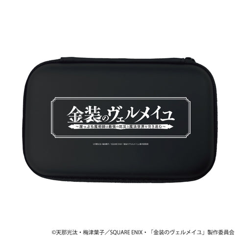 『金装のヴェルメイユ~崖っぷち魔術師は最強の厄災と魔法世界を突き進む~』モバイルアクセサリーケース 01/ロゴデザイン