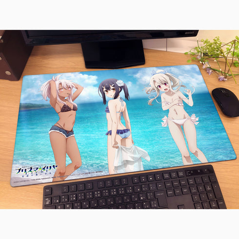 『劇場版 Fate/kaleid liner プリズマ☆イリヤ Licht 名前の無い少女』描き下ろしラバーマット(イリヤ&美遊&クロエ/水着)