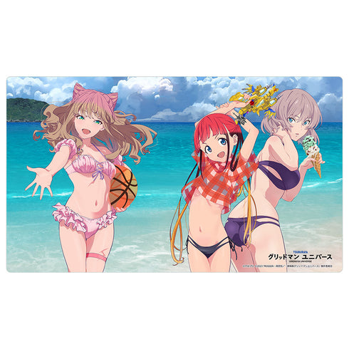 『グリッドマンユニバース』描き下ろしラバーマット(南夢芽&飛鳥川ちせ&ムジナ/水着)