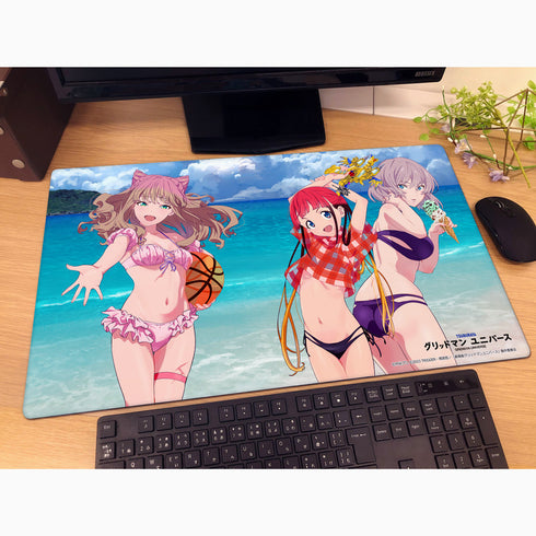 『グリッドマンユニバース』描き下ろしラバーマット(南夢芽&飛鳥川ちせ&ムジナ/水着)