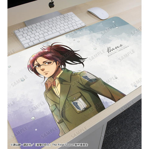 『進撃の巨人』描き下ろし ハンジ 冬の歩みver. マルチデスクマット【202601再販】