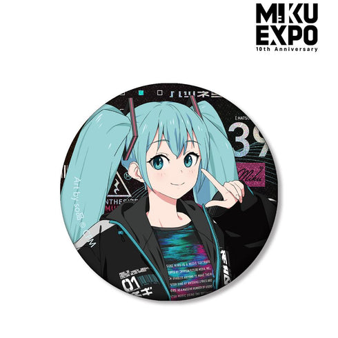 『HATSUNE MIKU EXPO 10th Anniversary』描き下ろし 初音ミク テックファッションver. Art by so品 ホログラム缶バッジ【202601再販】