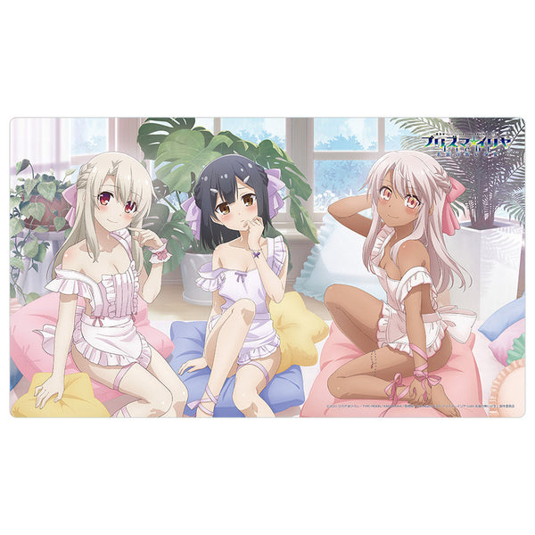 『Fate/kaleid liner プリズマ☆イリヤ Licht 名前の無い少女』描き下ろし ラバーマット(イリヤ&美遊&クロエ/エプロン)